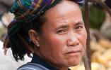 Birmańska kobieta w pierśCIENIU tradycji