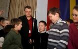 Dzieci z Istebnej ubrały piernikową choinkę w Urzędzie Marszałkowskim