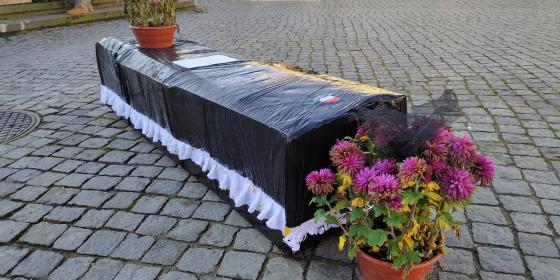 Cieszyn: „Pogrzeb polskiej edukacji”. Młodzież żąda dymisji ministra 