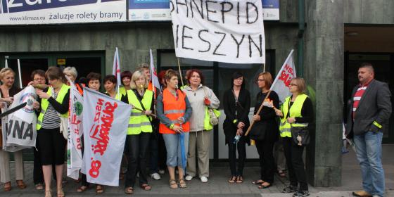 Pracownicy PSSE w Cieszynie manifestowali przed budynkiem starostwa powiatowego