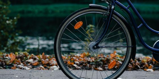 Walczy ze smogiem… na rowerze