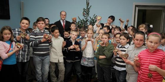 Dzieci z Istebnej ubrały piernikową choinkę w Urzędzie Marszałkowskim