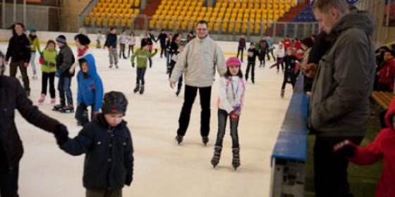Lodowisko w Cieszynie otwarte. Trwa nabór do szkółek hokeja oraz łyżwiarstwa figurowego