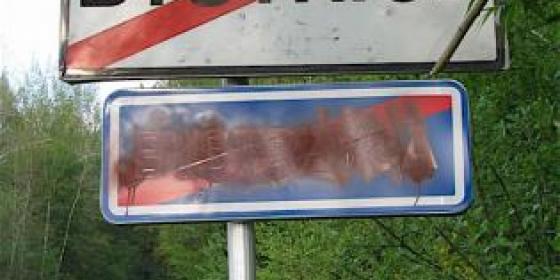 Wandale niszczą polskie tablice