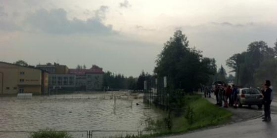 Śląsk Cieszyński: Setka podtopionych domów. Uwięzione dzieci w zalanej szkole w Górkach ewakuowane (zdjęcia)