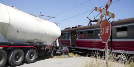 Zderzenie pociągu z "tirem". Kierowca ciężarówki nie żyje (zdjęcia)