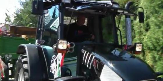 Sołtys na traktorze... w drodze do Sejmu (wideo)