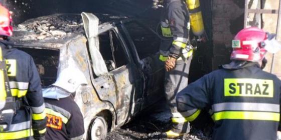 Cieszyn: Pożar samochodu na ul. Tysiąclecia. Spalone zwłoki w środku (zdjęcia)