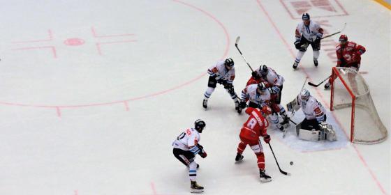 Hokej: Trzyniecki lider