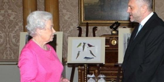 Królowa Elżbieta II otrzymała dwie koronkowe bombki z Wisły 