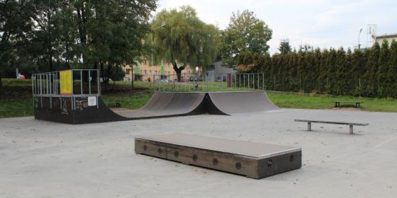 Skoczowski skatepark z dodatkowym urządzeniem