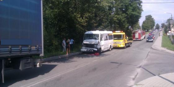 Bus zderzył się z tirem w Cieszynie. Dwie osoby ranne 